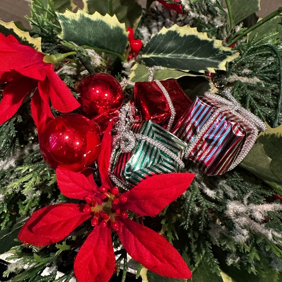 Beautiful Vintage White Wicker Christmas Sleigh w/ Greenery & Decor 15” x 11” - Picture 6 of 12